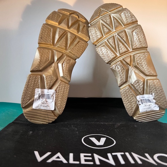 Sneakers - Picture 6 of 9